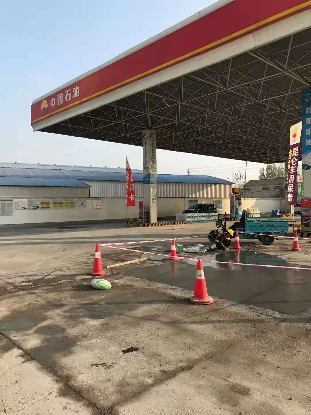 兴隆华侨农场加油站道路修复加固